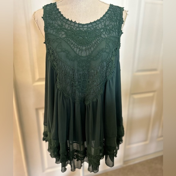 Ultra Pink Tops - Ultra Pink Green sheer leave trim top SZ XL
